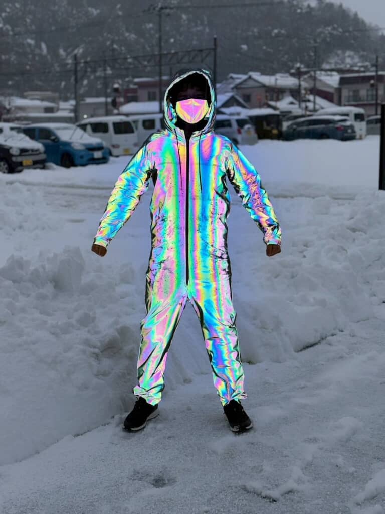 光を当てると全身が虹色に発光!?