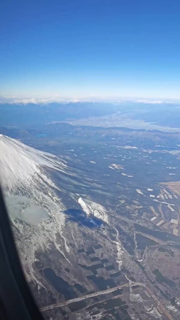 窓から見えたのは……