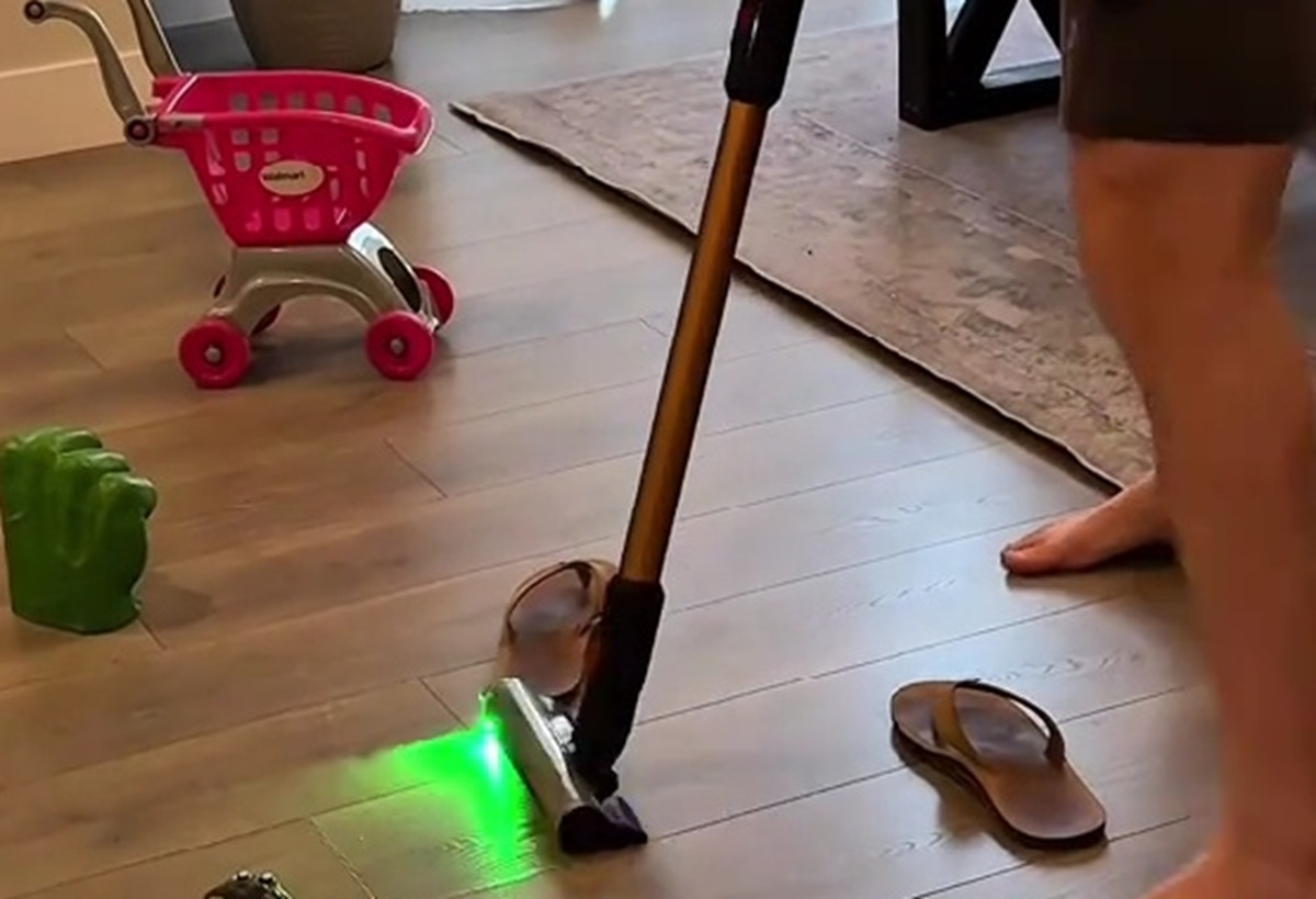 妻が夫に「掃除機をかけて」と頼んだら……「飲み物吹いたｗ」　目を疑う光景が140万再生「これはうちの夫かな？」【海外】（1/3） | ライフスタイル ねとらぼ
