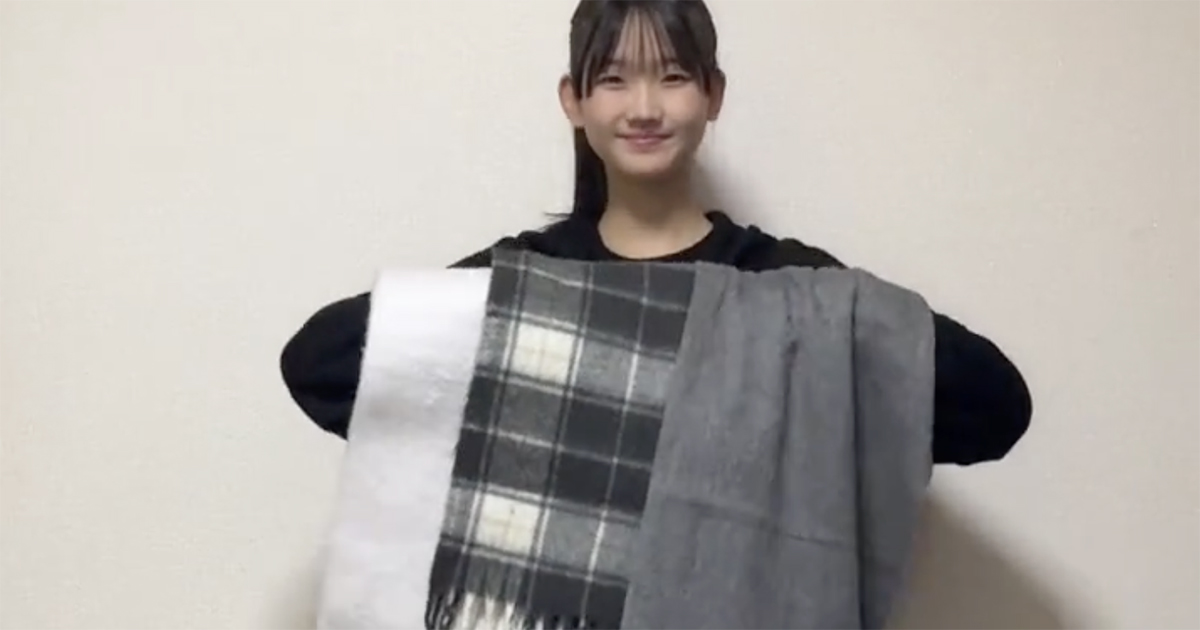 “中3で170センチ”の女の子、マフラーの巻き方を3種類試したら…… “驚きの着こなし”に「スタイルえぐい」「おしゃれすぎ!」(1/2) | 女性 ねとらぼ