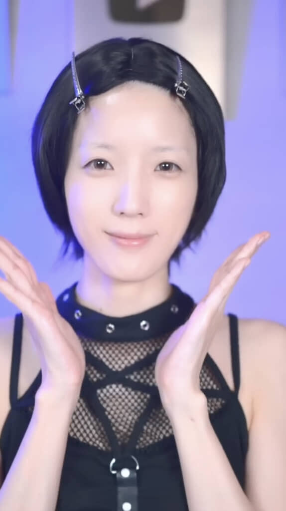 黒髪ウィッグをかぶってメイクスタート