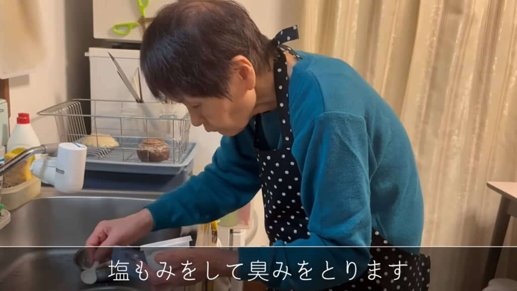 えびは殻むき、背ワタとり、塩もみして臭みをとります