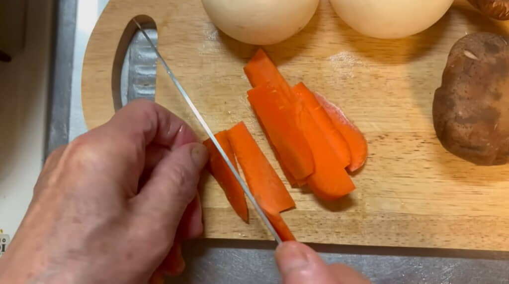 具材を切っていきます