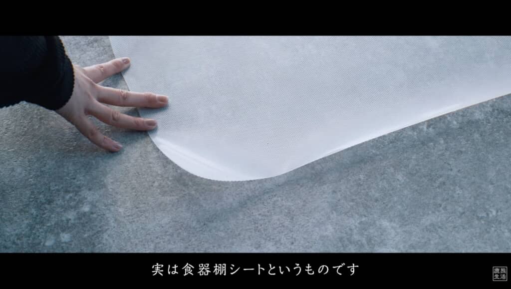 理想のすりガラス風の質感は食器棚シートで