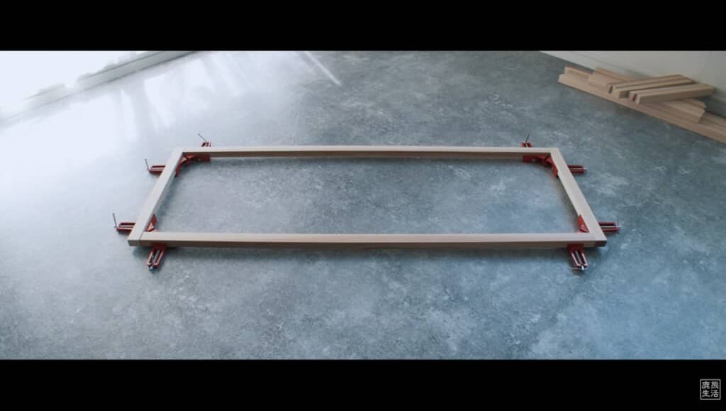 コーナークランプを使いながら組み立てます