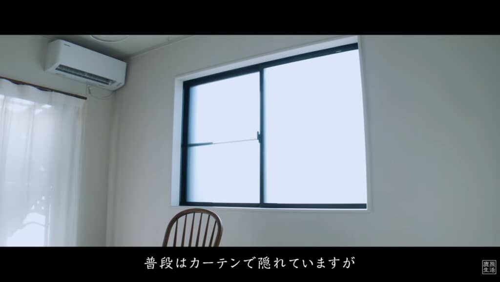 白くてシンプルな部屋に黒いサッシは雰囲気に合わないと思い、窓枠をDIYします