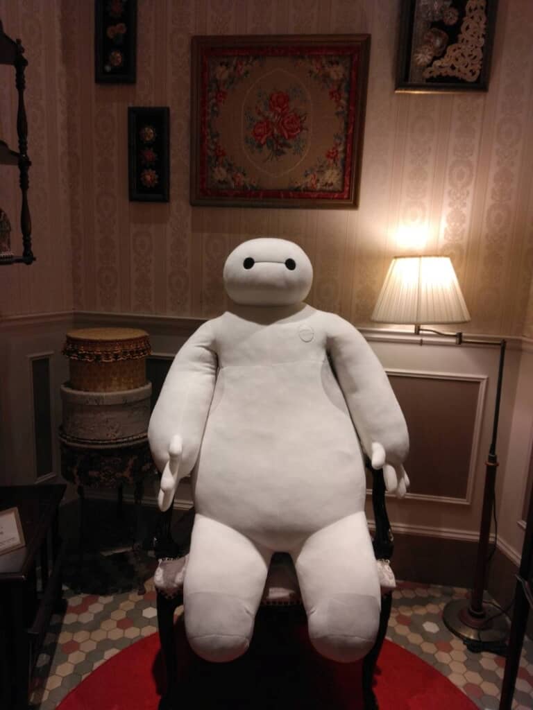 ひっそりと椅子に座っているベイマックス