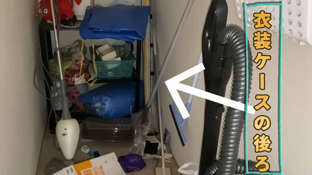 階段下の収納に雑然と置かれている物