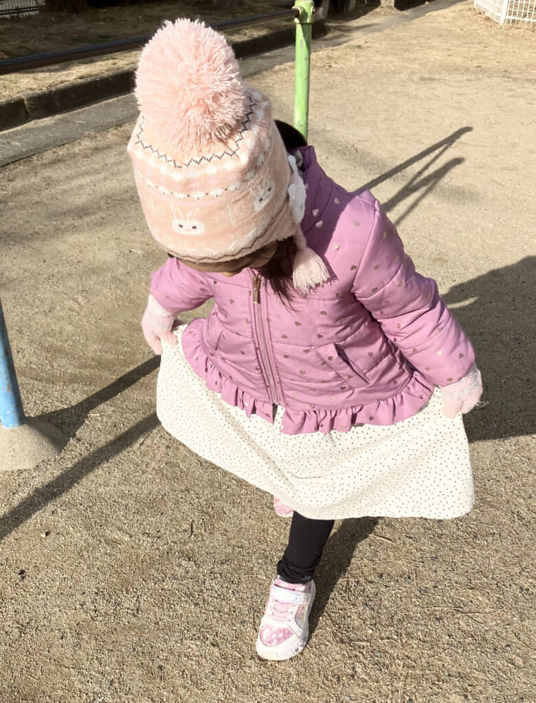 お姫さまのあいさつをパパに教えてあげる女の子