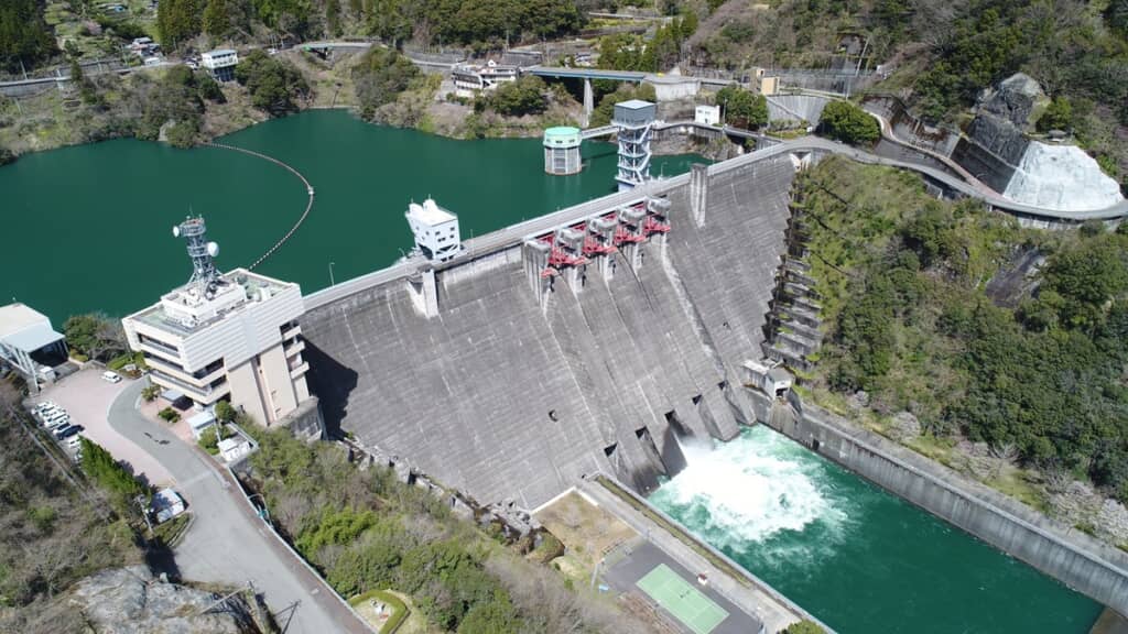 水位の高い大渡ダムの空撮写真
