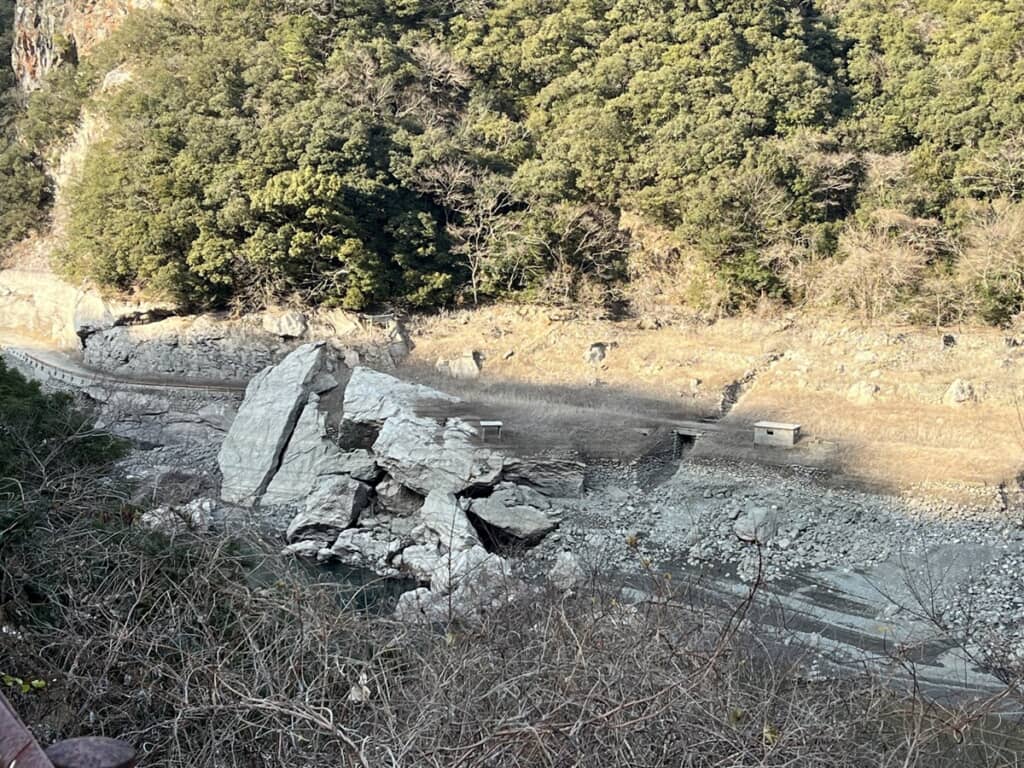 渇水のため見えてきた大渡ダムの底