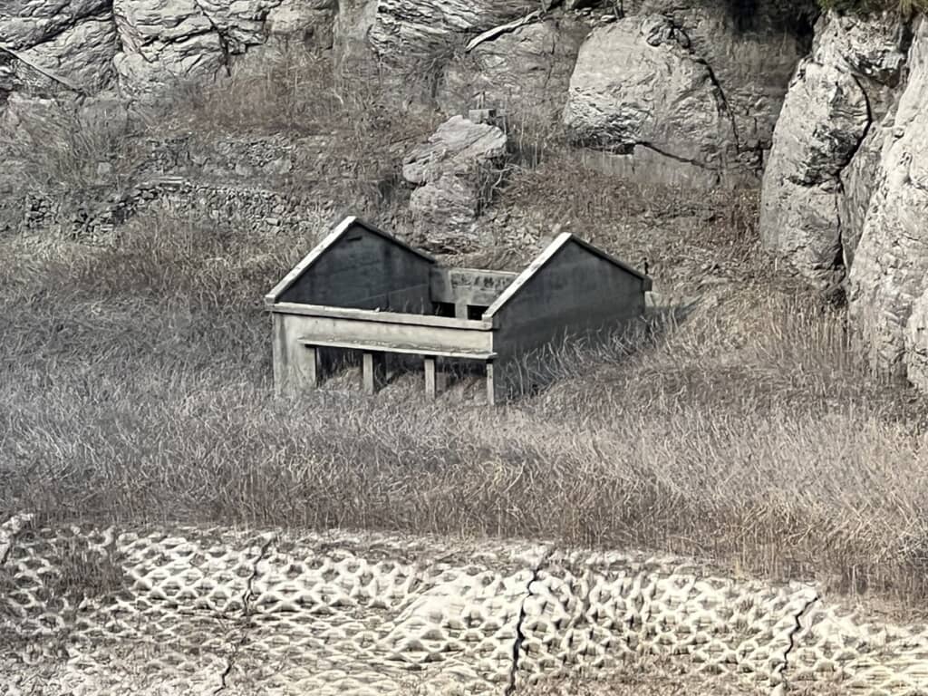 ダムの底にあったかつての集落の跡