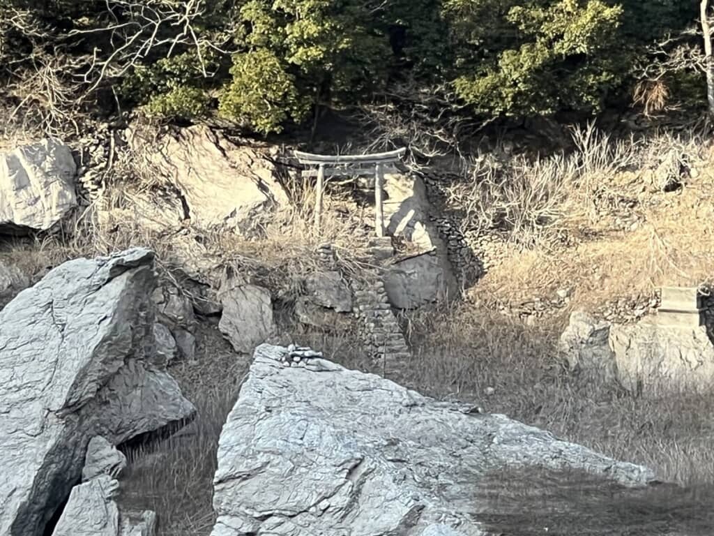 真っ白になったダム底の鳥居