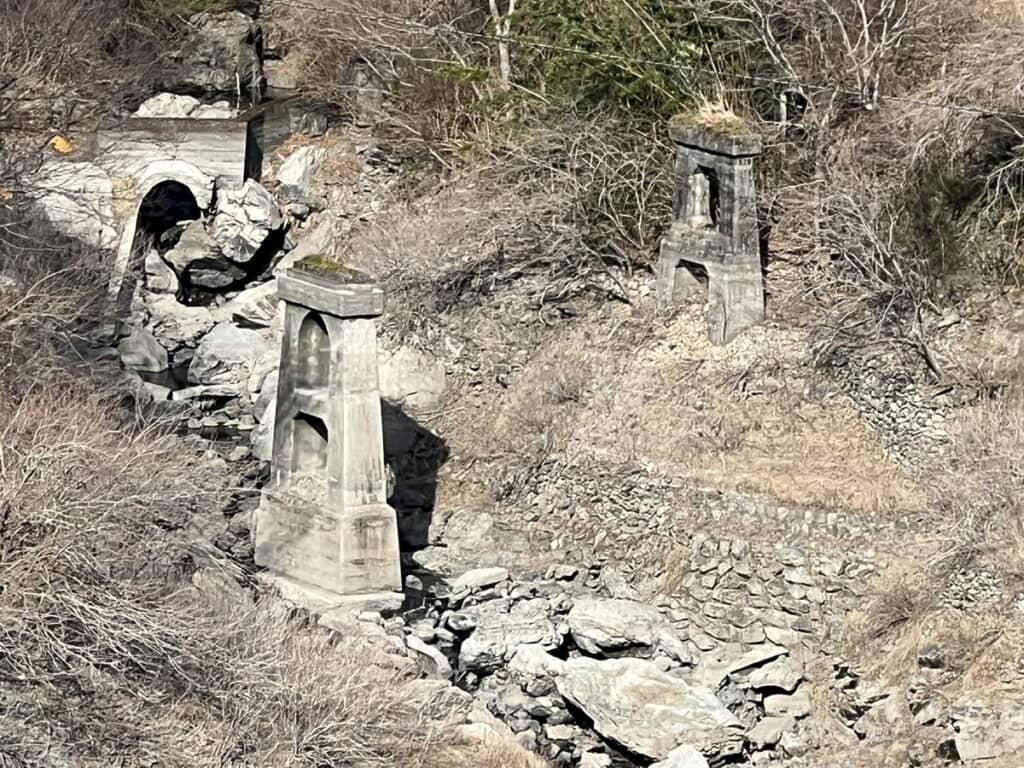 水不足のため見えるようになった橋脚