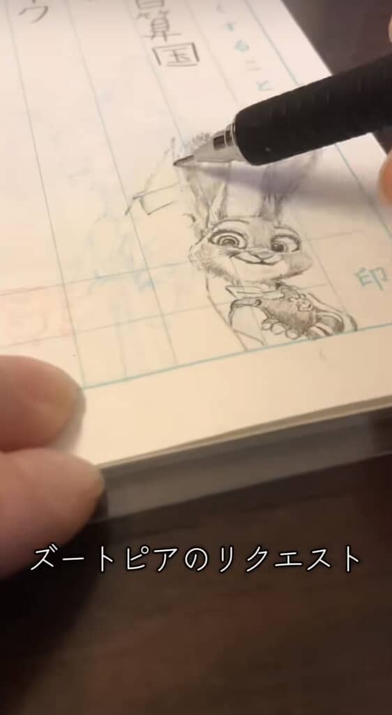 ペンでウサギ風キャラのラフを描いている様子