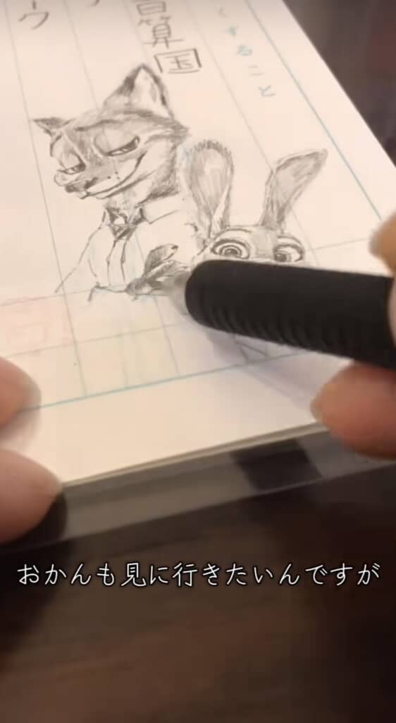 キャラクターを描き込む手元