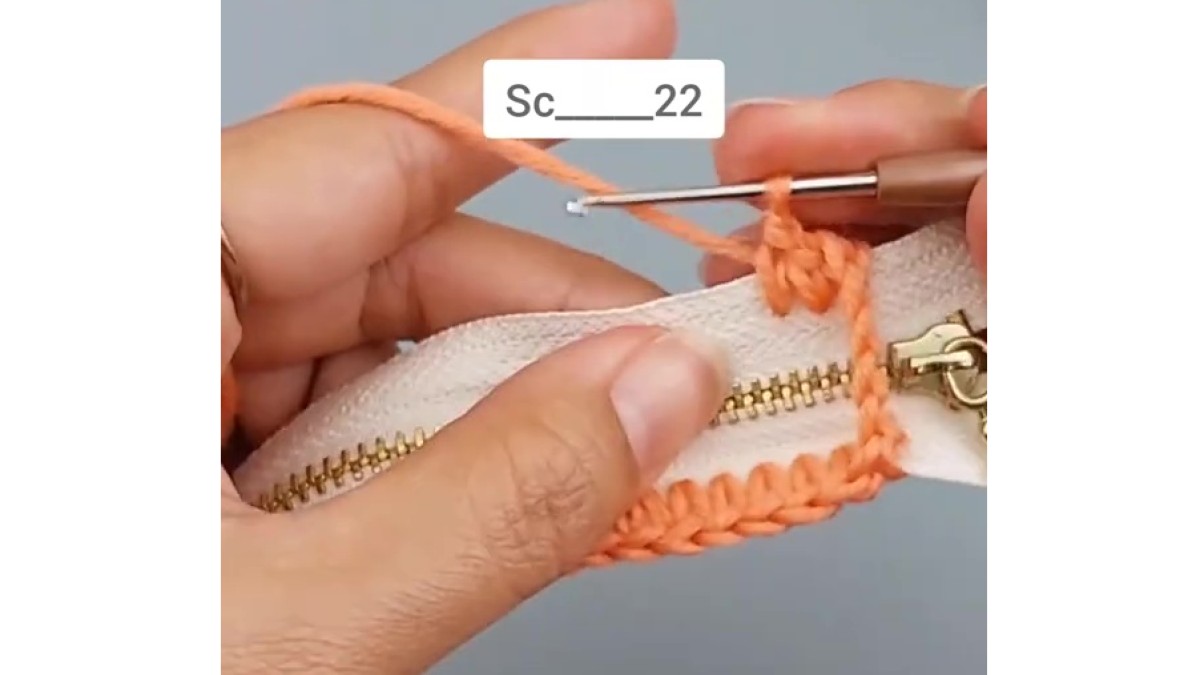 ファスナーに直接、毛糸を編みこんでいくと……　初心者向けの“かぎ針編み作品”が760万再生「これならできるかも」「うっとりする」【海外】（1/4） | 編み物 ねとらぼ
