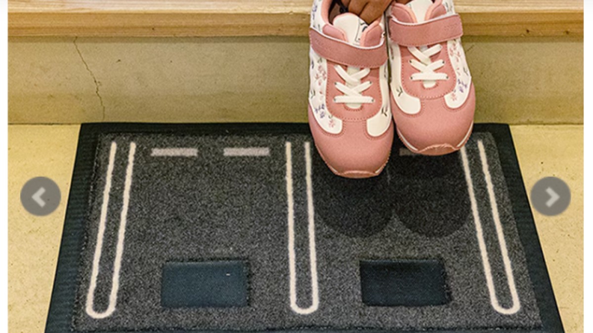 子ども用の“靴そろえマット”→買ってみたら……　ママ困惑の“まさかの光景”に「真夜中に爆笑」「嫌な事吹っ飛びました」（1/2） | ライフスタイル ねとらぼ