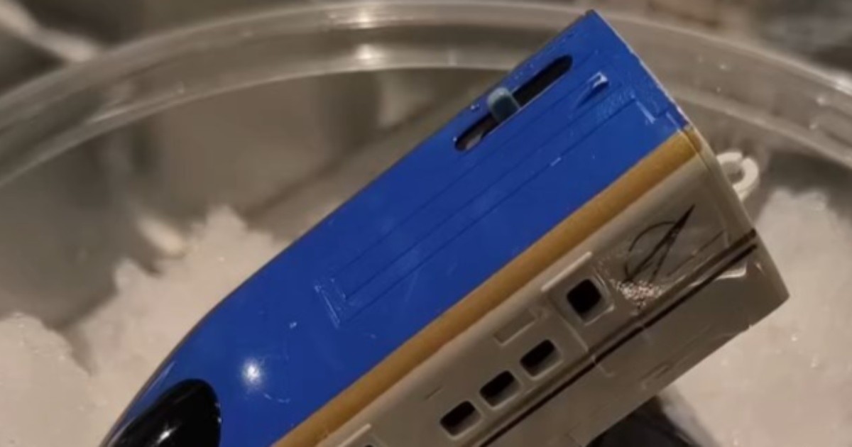 プラレールと“そこらへんの雪”を用意→スイッチを入れると……　まさかの活用方法に「お子さんに叱られそう笑」「いい仕事してる」（1/2） | ライフハック ねとらぼ