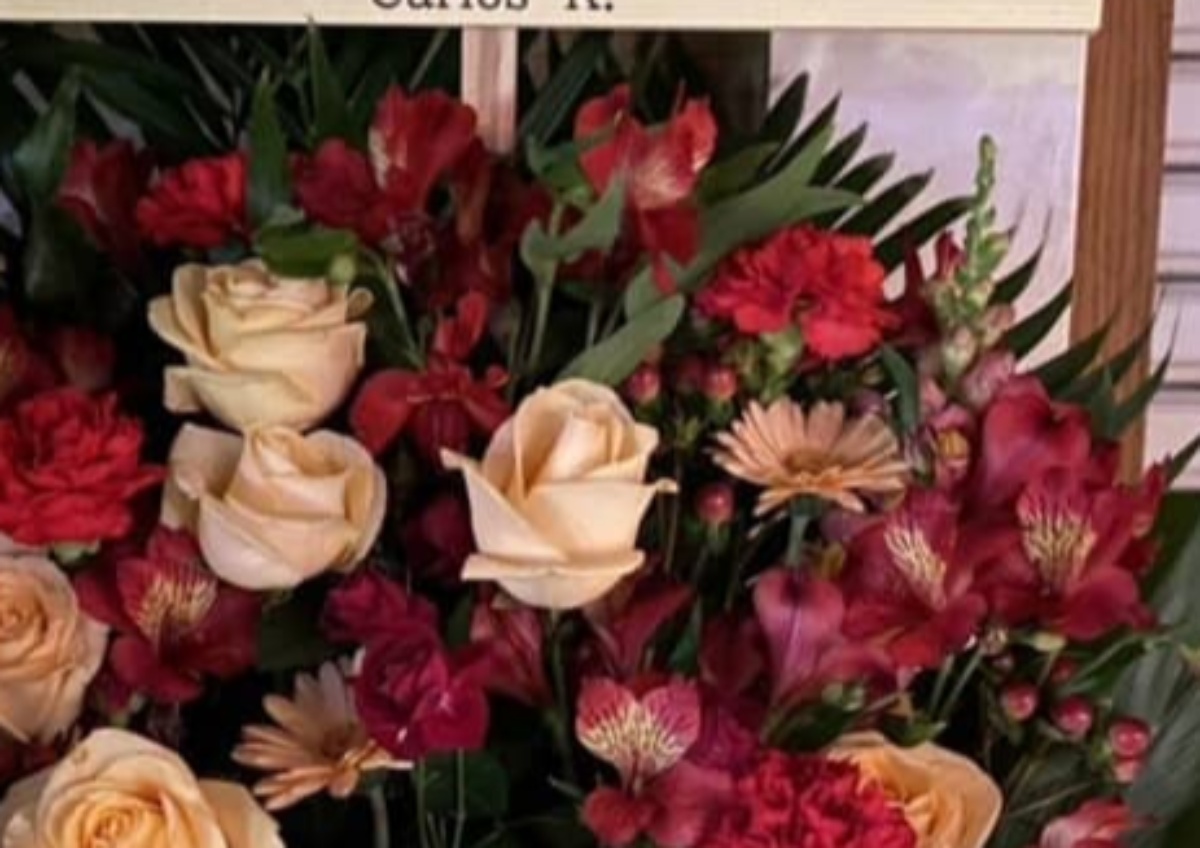 花屋に頼んだ“スタンド花”→立札をよく見ると……「声出たww」「こんなことあるんだ」「2026年で一番笑った」（1/3） | ライフスタイル ねとらぼ