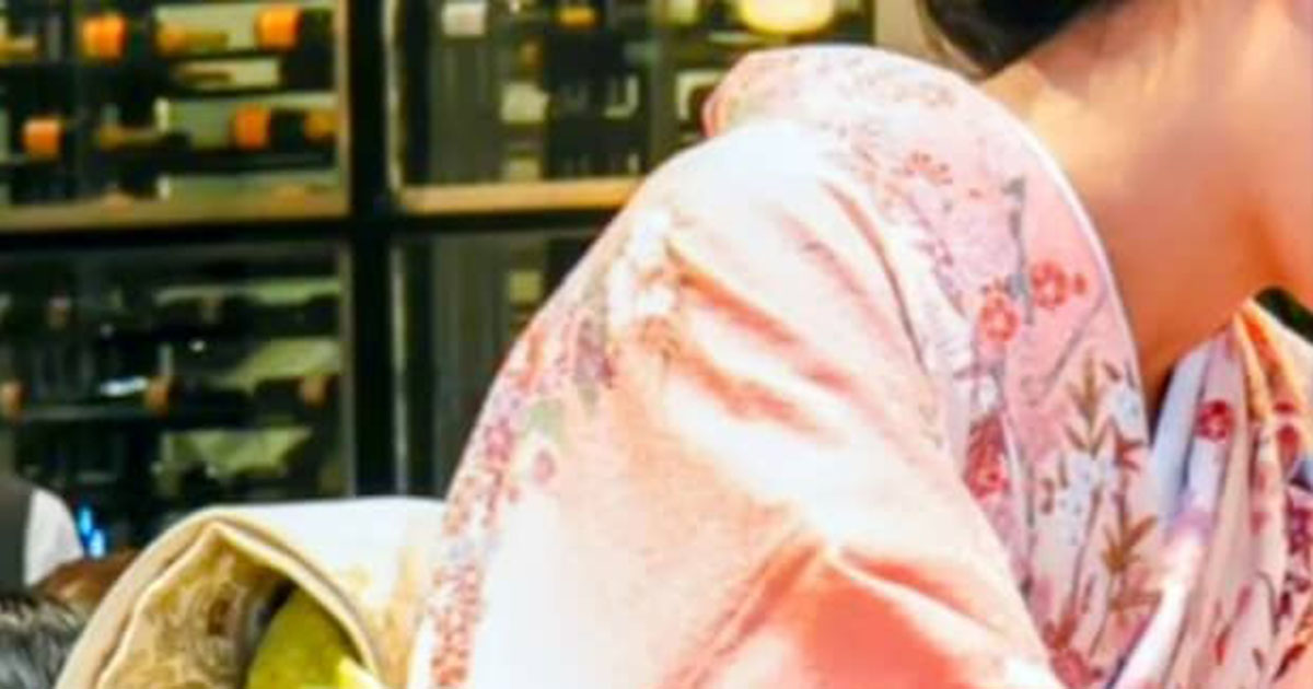 着物で結婚式に参列→後日、写真をよく見たら……「ガッツリ写ってて笑うww」　写り込んだ“まさかの光景”に「素敵です」「お作法分かってる」（1/2） | ライフスタイル ねとらぼ