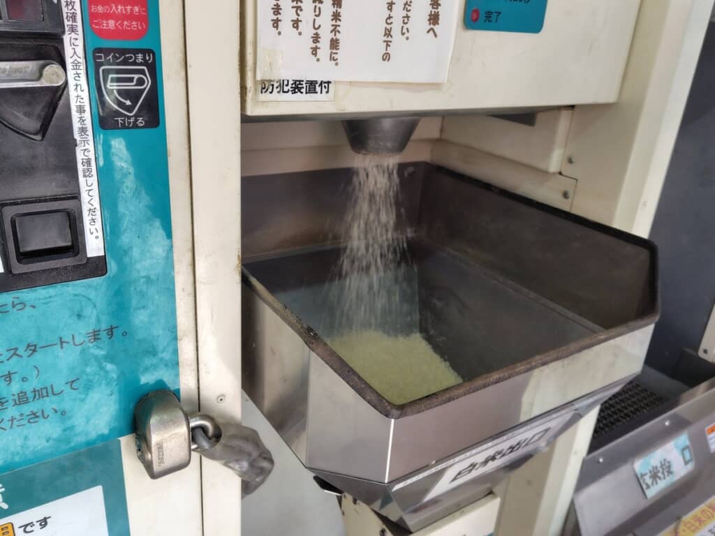 コイン精米機で精米中の様子