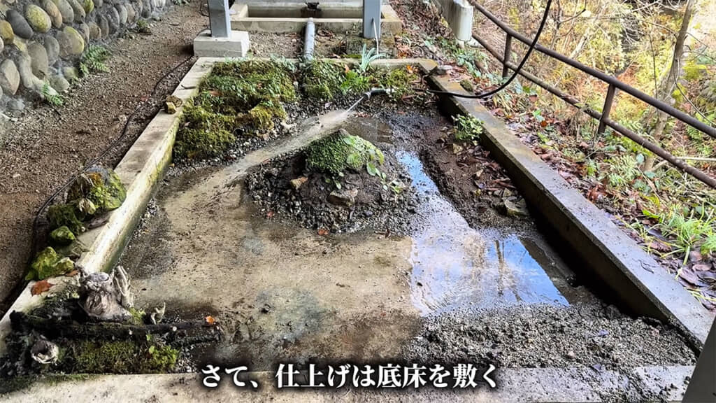 仕上げに砂や土を敷いていきます