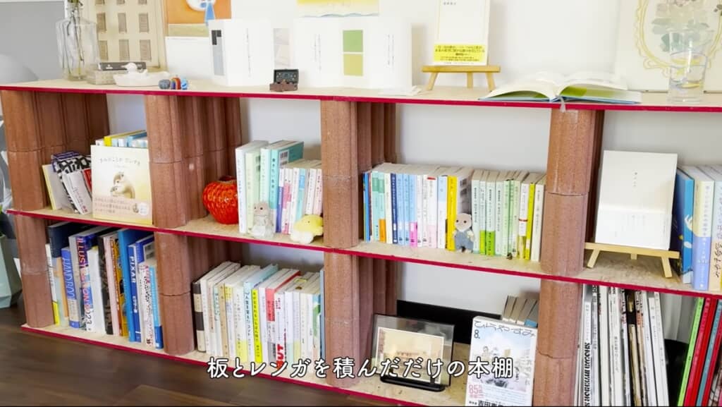 レンガと板だけで作った本棚は好きな本がたくさん！