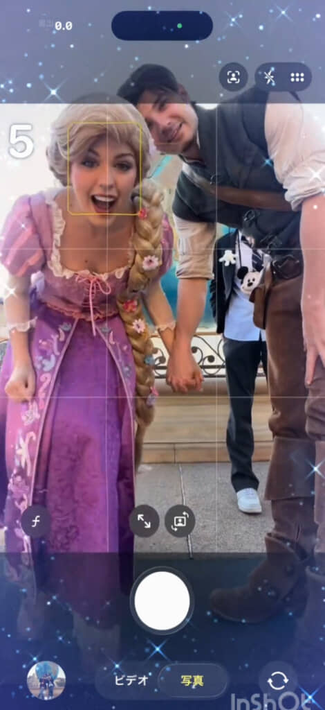 カメラの前にラプンツェルとユージーンが登場