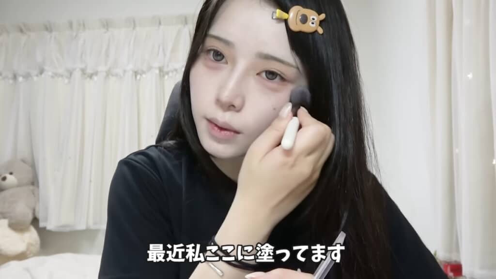 チークは頬骨の高い位置からこめかみにのせる