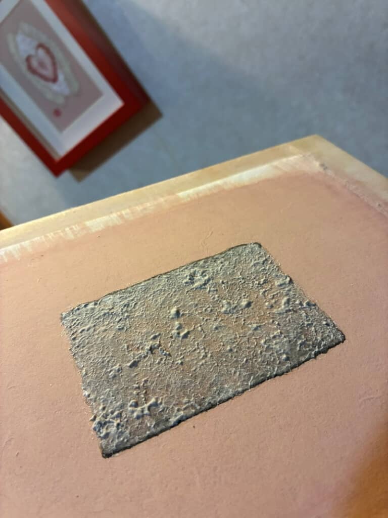 軽石の粒子を使った岩絵の具で表面をデコボコにしています