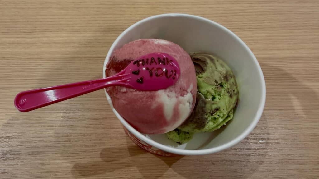 器用にチョコペンで書かれた、お店からのメッセージ