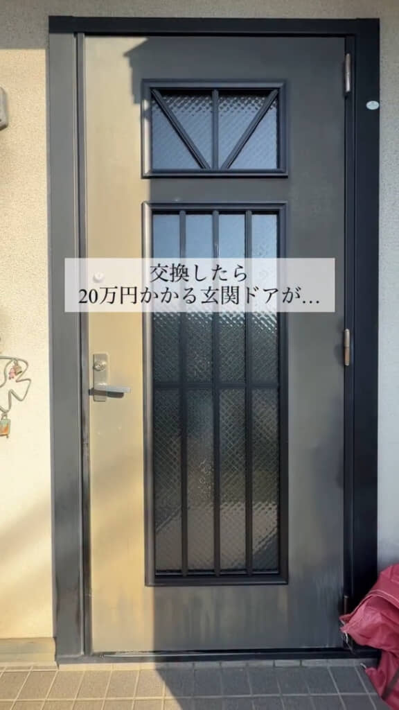 経年劣化で色褪せてしまった実家の玄関ドア