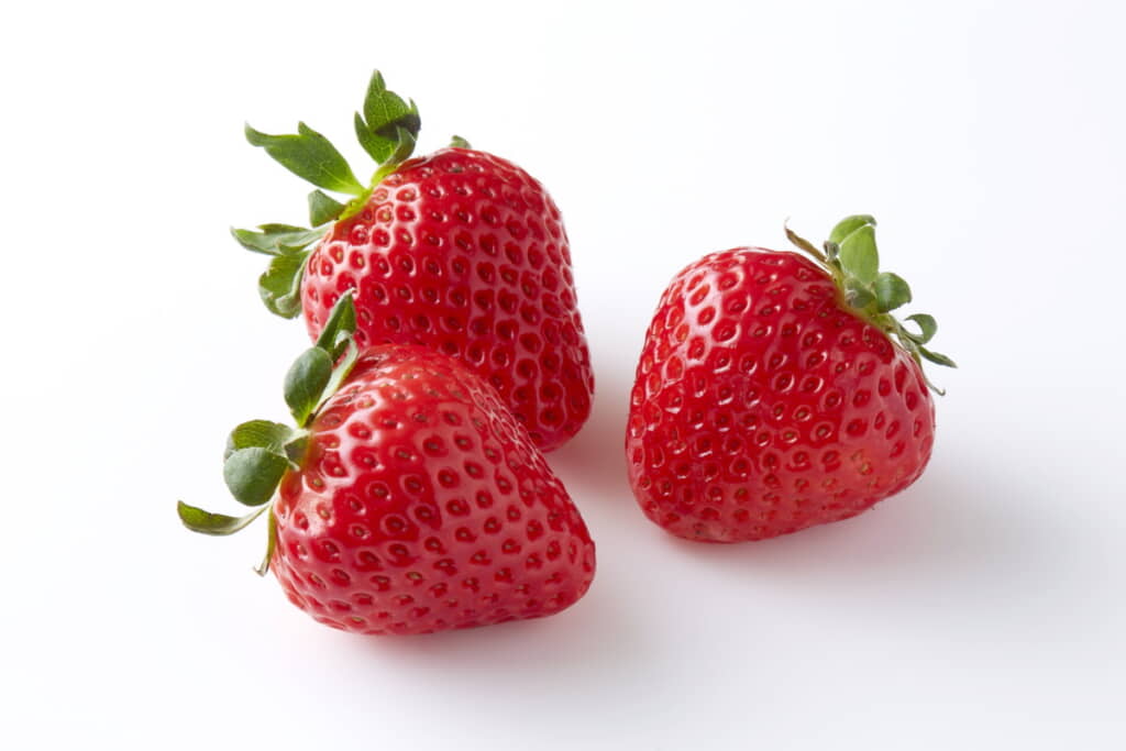 冷蔵庫のイチゴを手にした娘さんは……（出典：PIXTA）