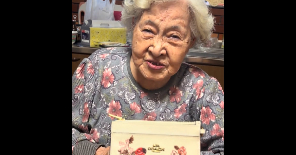 「元高島屋店員」の92歳おばあちゃんに、「包める？」とパスケースを渡すと……「すごすぎる」　“別格な仕上がり”が180万再生（1/2） | ライフスタイル ねとらぼ