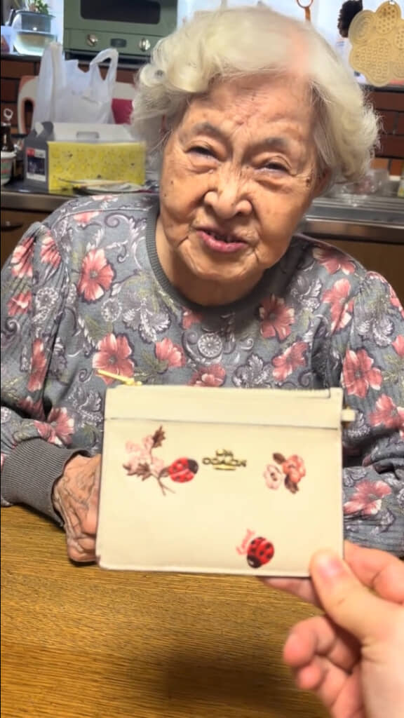 コーチのパスケースをラッピングしてもらったら……？