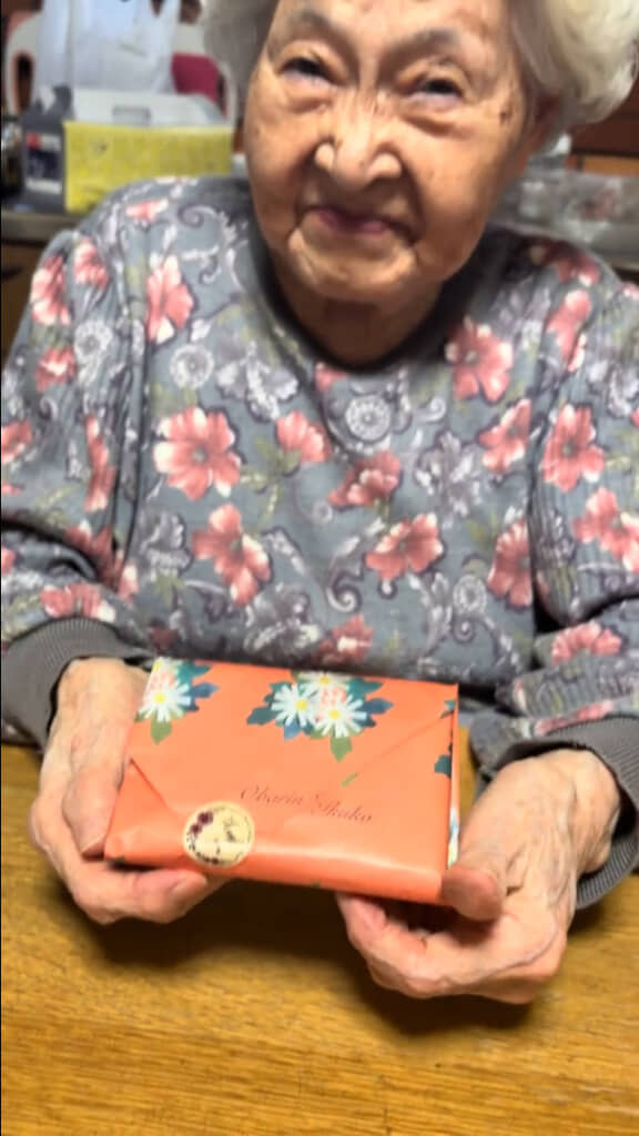 ラッピングが完成！　包装紙の柄（文字）もしっかり合わせています