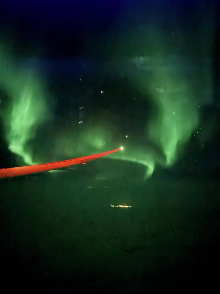 グリーンにゆらめく夜空