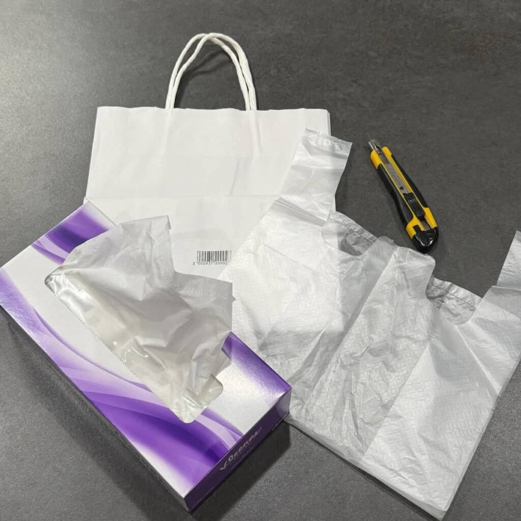 材料は紙袋とビニール袋だけ