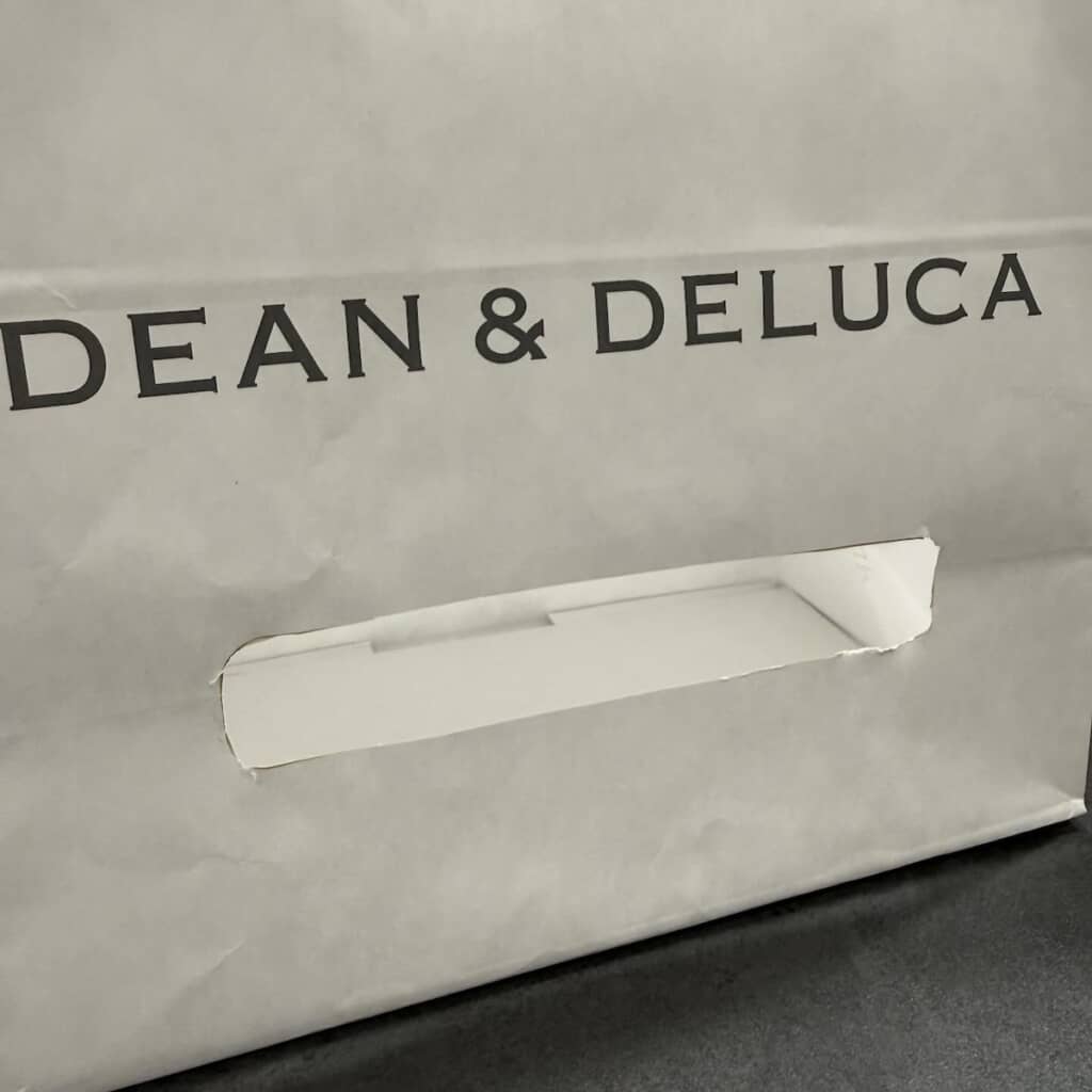 紙袋に取り出し口を開け、ティッシュを1枚ずつ引き出せるように