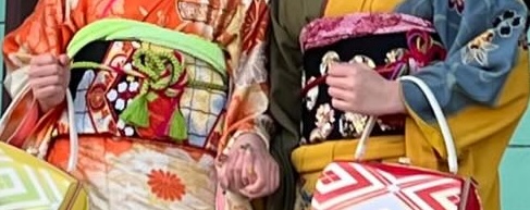 双子姉妹の成人式衣装が話題に