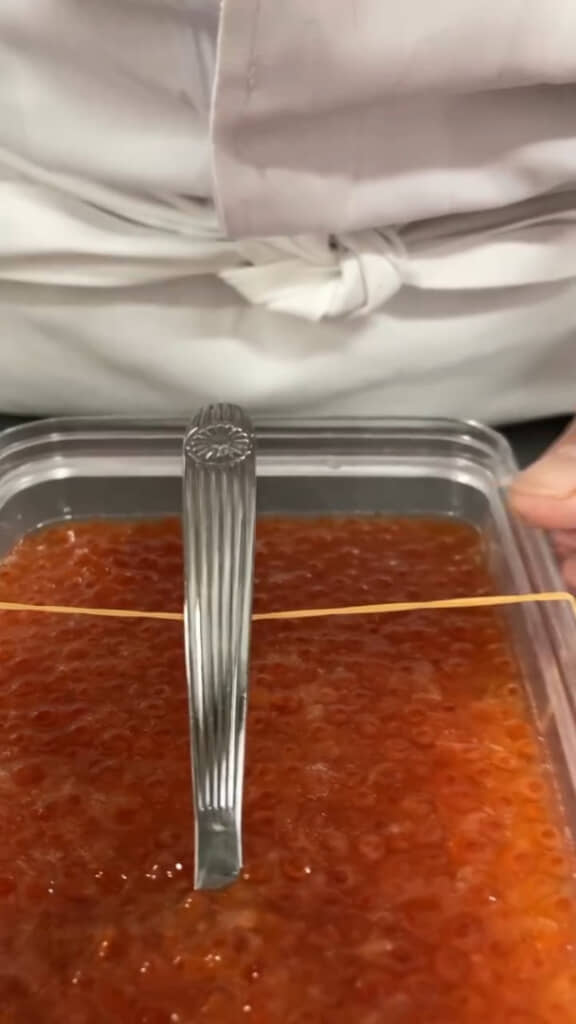 容器に入れたスプーンの柄が付かないようにするアイデア