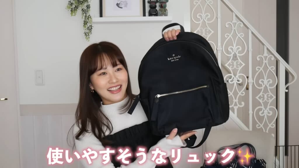 シンプルな黒いリュックサック