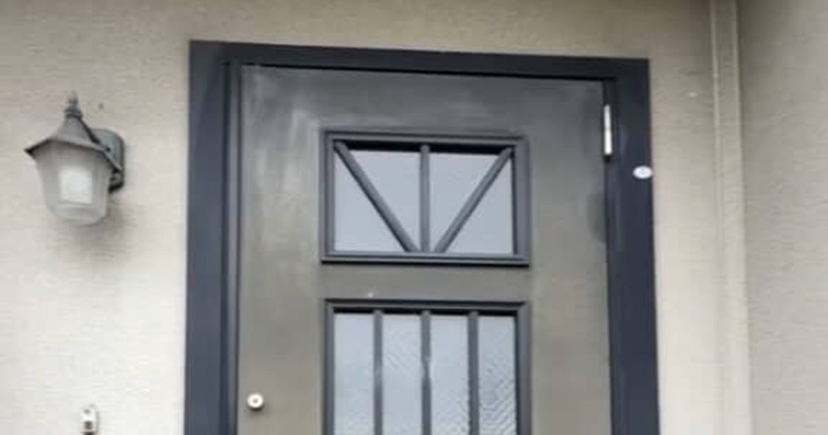 築30年実家の「来客に見られるのが恥ずかしい」玄関ドア→40代女性がDIYしたら……　雰囲気ガラリの大変身に「すんごいセンスいい」（1/2） | リフォーム・リノベーション・DIY ねとらぼ