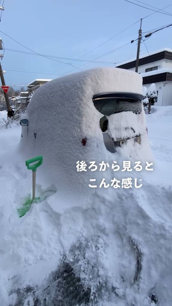 除雪により姿を現した車と上に厚く積もった雪
