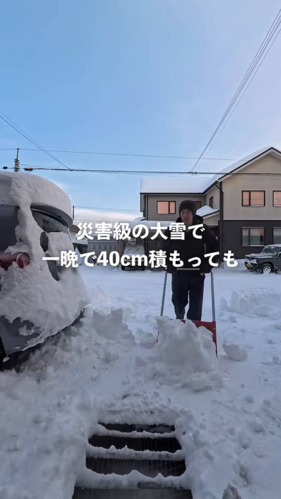 一晩で40センチ積もったことを明かしつつ除雪する投稿者
