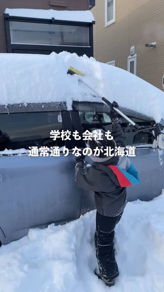 雪かきを手伝う子ども