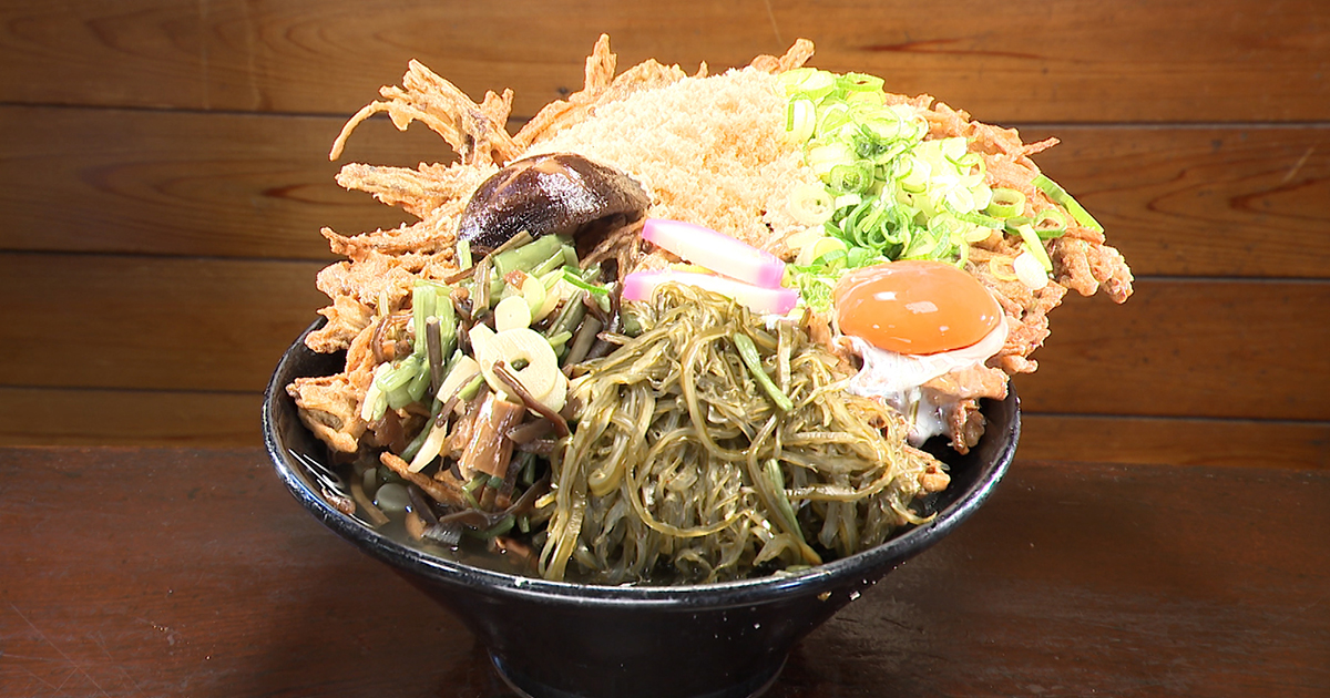 【オモウマい店】とんでもない量の具材がのった「特製百姓うどん」　顔面サイズのごぼう天、高さ80センチのレインボータワーかき氷も（1/3） | テレビ ねとらぼ