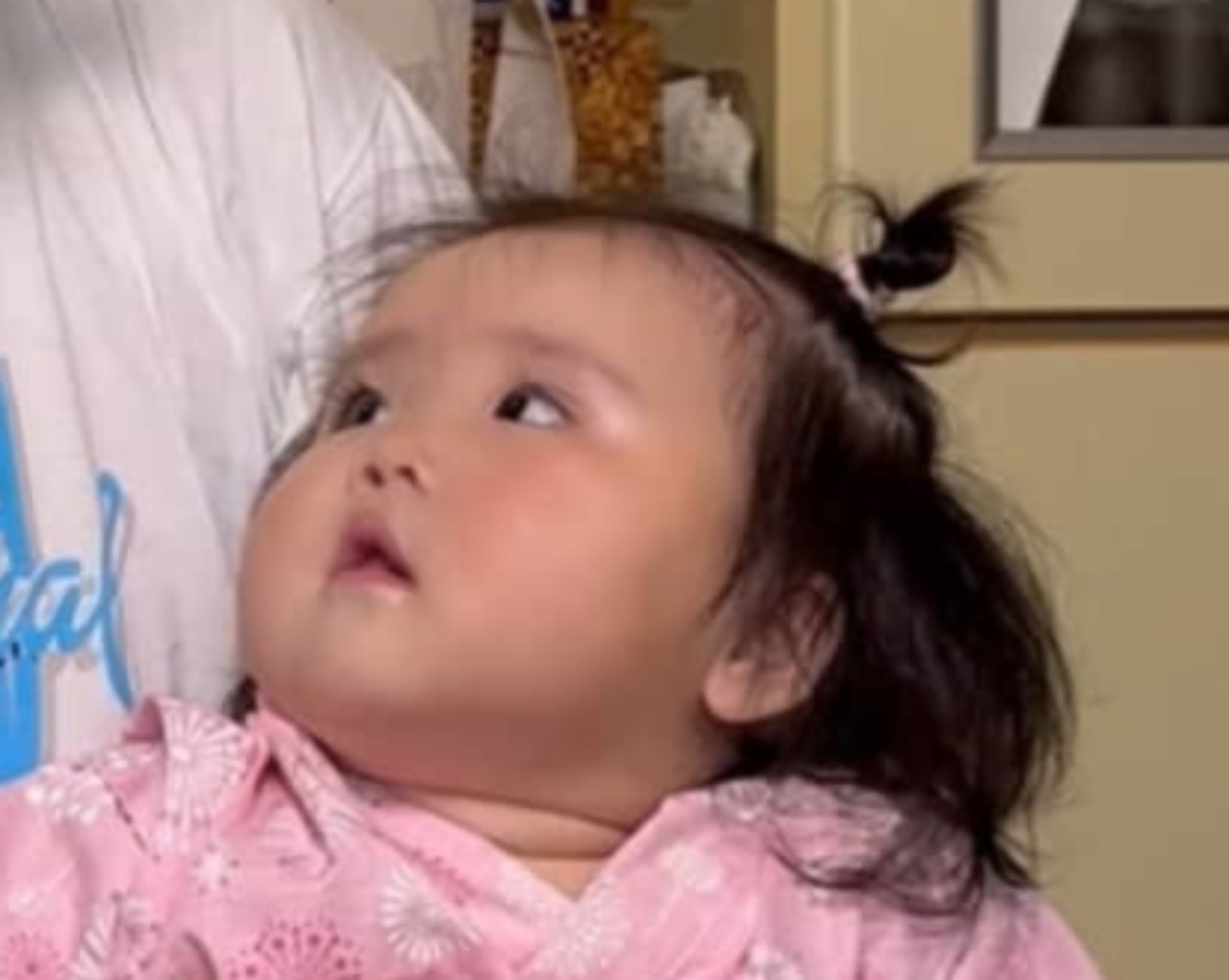 1歳赤ちゃん、ひいじいちゃんに抱かれると……「くぅう～」「こんな孫欲しい」　100万再生突破の“寝落ちシーン”に人類メロメロ（1/3） | 育児 ねとらぼ