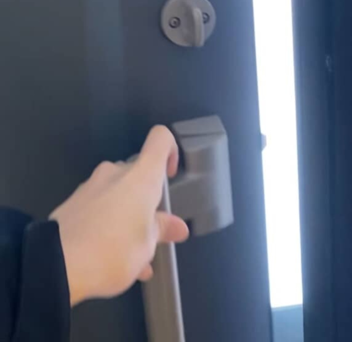 「もはや災害」大雪が降った朝の北海道→玄関のドアを開けると……　信じられない光景に「諦めがつく」「パニックになります」（1/3） | ライフスタイル ねとらぼ